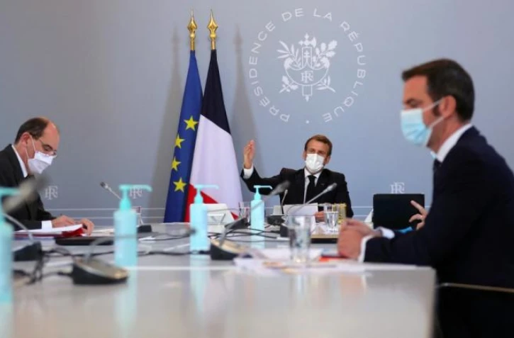 Emmanuel Macron, Olivier Véran et Jean Castex lors du conseil de défense sanitaire à Paris, le 12 novembre 2020. (THIBAULT CAMUS / POOL / AFP)