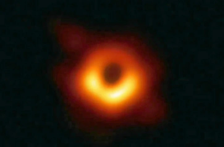 Le disque lumineux correspond à la matière absorbée par le trou noir, qui devient très chaude, brille et émet de la lumière