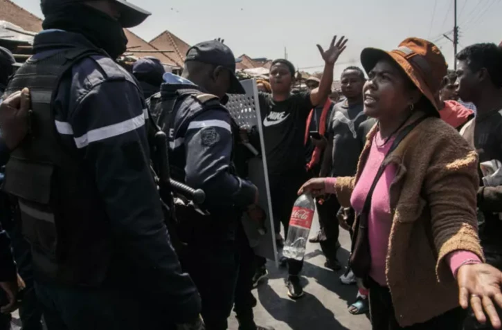  Des manifestants face aux forces de sécurité alors qu'ils protestent contre les coupures répétées d'eau et d'électricité à Antananarivo, le 25 septembre 2025. © Rijasolo / AFP 