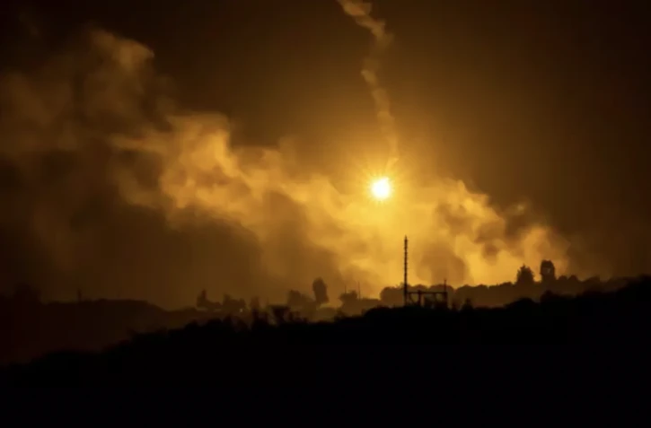 L'armée israélienne lance des fusées éclairantes vers la bande de Gaza près Sdérot, dans le sud d'Israël, le 13 novembre 2023 ( AFP / FADEL SENNA )