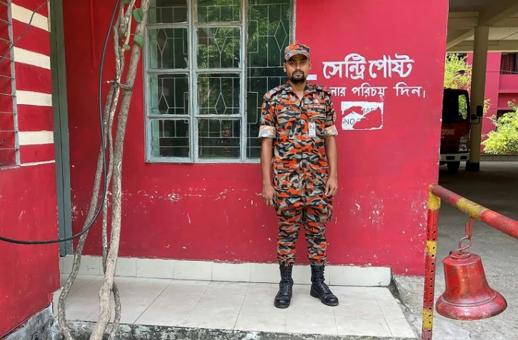 Le pompier Rakibul Hasan Bappy devant la caserne de pompiers de Chittagong, le 6 juin 2022, seul survivant de sa brigade décimée lors de l'explosion d'un dépôt de conteneurs en feu au Bangladesh