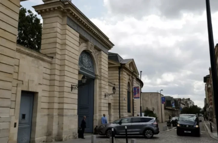 Emmanuel Macron arrive à Saint-Denis (Seine-Saint-Denis) pour une réunion avec les chefs de partis politiques, le 30 août 2023 ( AFP / Ludovic MARIN )