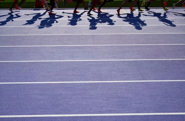 Des athlètes sur la piste d'athlétisme du stade de France pendant les Jeux olympiques de Paris 2024, le 2 août 2024. (KIRILL KUDRYAVTSEV / AFP)