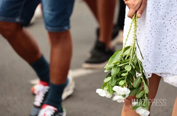 Les Avirons : une marche blanche en hommage aux deux fillettes tuées par leur père