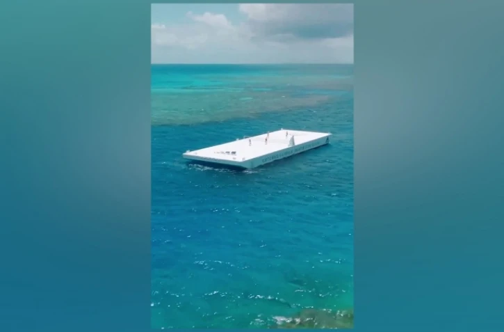 Australie : un terrain de tennis flottant sur la grande barrière de corail 