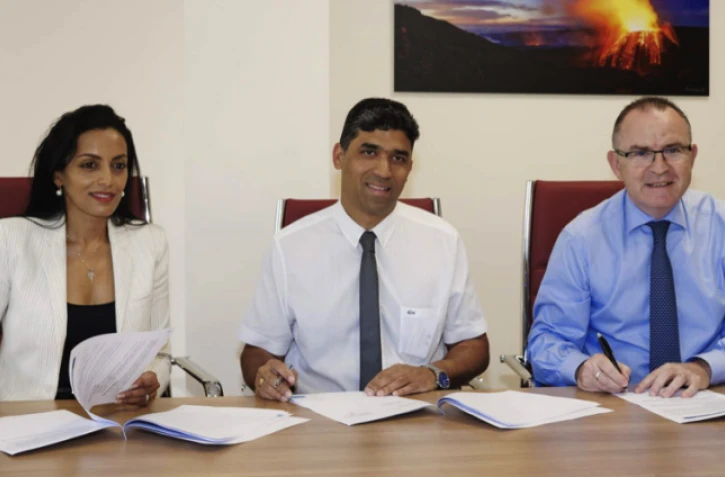 Elisabeth Peguillan, Directrice Générale du Village by CA Réunion, Frédéric Miranville, Président de l'Université de La Réunion et Frédéric Brette, Directeur Général du Crédit Agricole Mutuel de La Réunion.