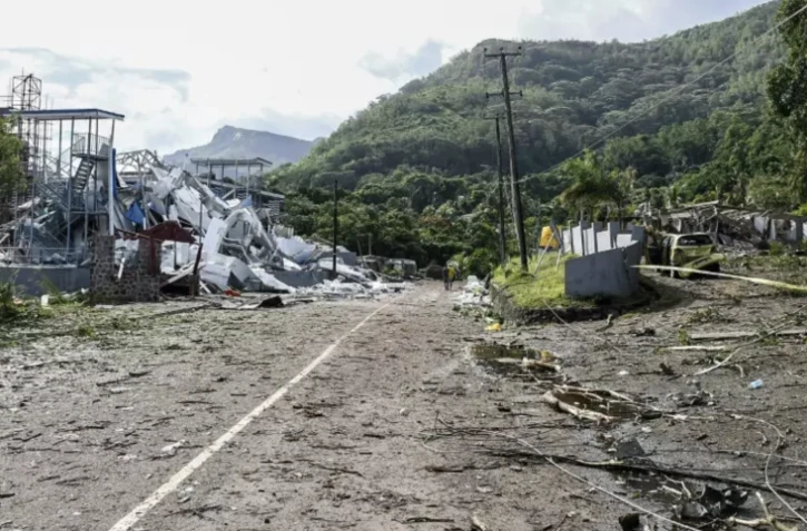 Des infrastructures endommagées après une explosion dans la zone industrielle de Providence à Mahé, le 7 décembre 2023 aux Seychelles ( AFP / Mervyn Marie )