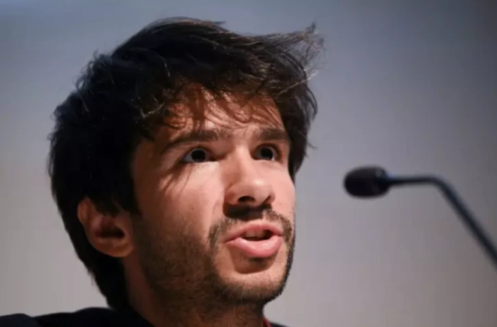 L'avocat franco-espagnol Juan Branco annonce, lors d'une conférence de presse le 22 juin 2023 à Paris, une plainte pour "crimes contre l'humanité" à l'encontre du président sénégalais Macky Sall ( AFP / Stefano RELLANDINI )