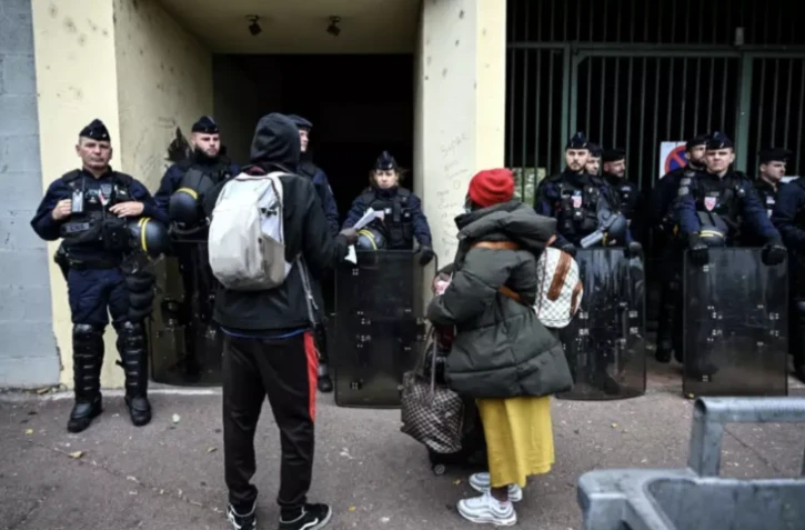 Des CRS devant le squat "Pyramide" pendant son évacuation, le 30 octobre 2023 à Lyon ( AFP / OLIVIER CHASSIGNOLE )