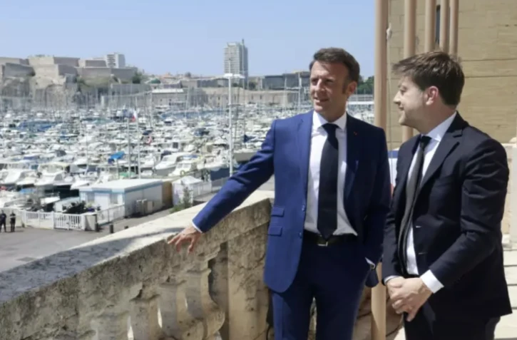 Le président Emmanuel Macron et le maire de Marseille Benoît Payan (d), le 26 juin 2023, lors d'une visite de trois jours dans la cité phocéenne ( POOL / Guillaume HORCAJUELO )