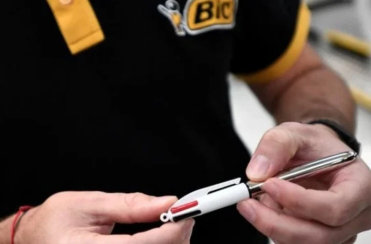  Le stylo 4 couleurs de Bic est un incontournable. [STEPHANE DE SAKUTIN / AFP] 