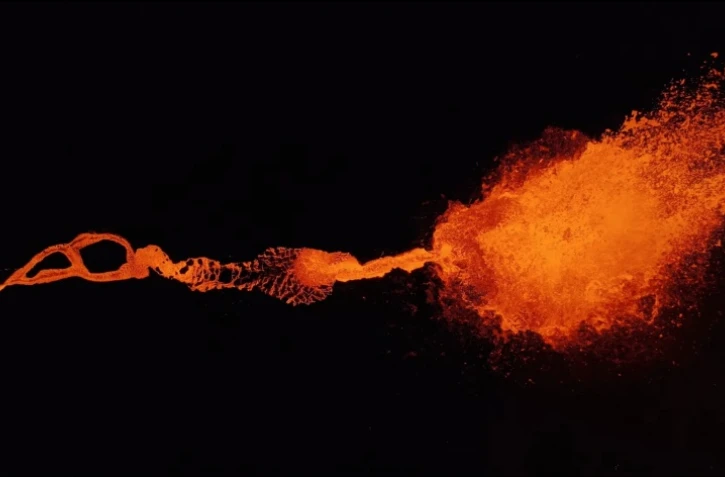 L'éruption du volcan de nuit : un spectacle incroyable capturé par un vidéaste 