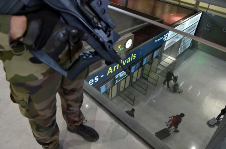 Militaires français en patrouille le 23 mars 2016 à l'aéroport Charles de Gaulle à Roissy