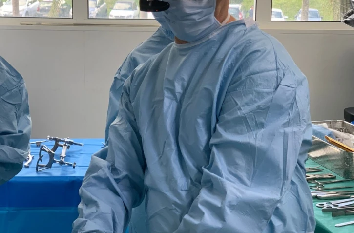 Chirurgie orthopédique : première pose de prothèse de genou assistée par réalité augmentée