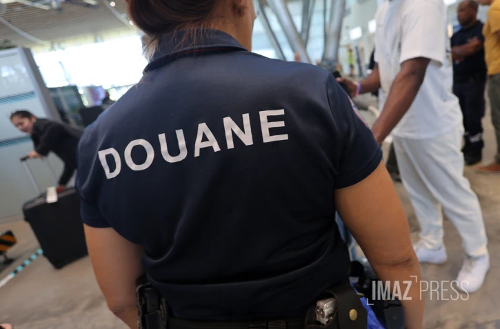 Douane aéroport Roland Garros 