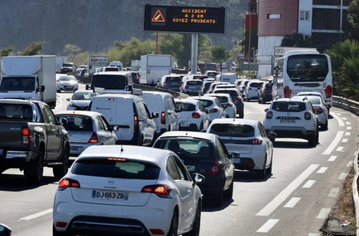 voiture du feu sur la route du littoral avec embouteillages sur la possession