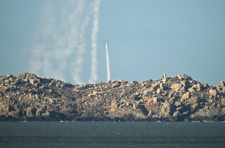 Des soldats de l'armée chinoise tirent une roquette en l'air lors d'exercices militaires sur l'île de Pingtan, à seulement 130 kilomètres des côtes taïwanaises, le 30 décembre 2025