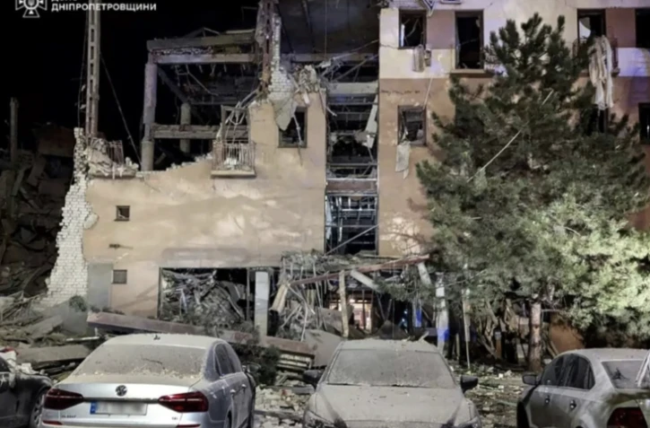 Photo diffusée par les services d'urgences ukrainiens, le 27 août 2024, montrant des sauveteurs dans les décombres d'un bâtiment touché par une frappe aérienne russe, à Kryvyï Rig ( Services d'urgence ukrainiens / Handout )