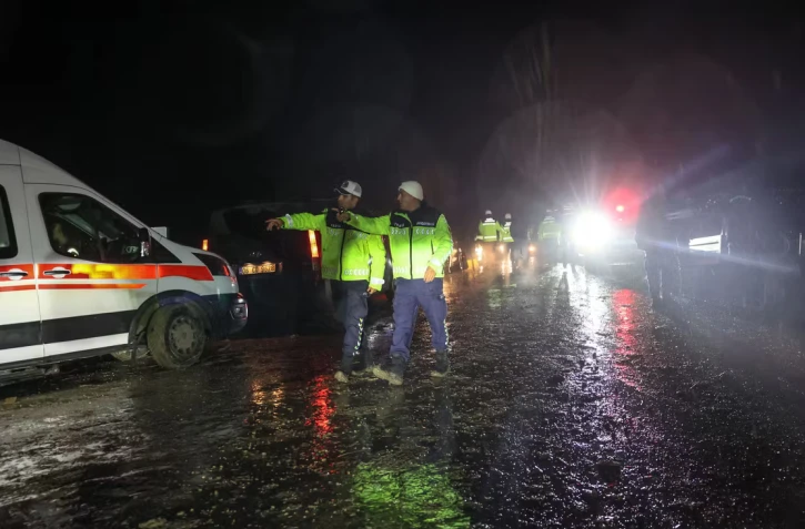 Lors des recherches sur le site du crash qui a coûté la vie au chef d’état-major libyen et à deux Français, près d’Ankara (Turquie) le 23 décembre 2025. ADEM ALTAN/AFP 
