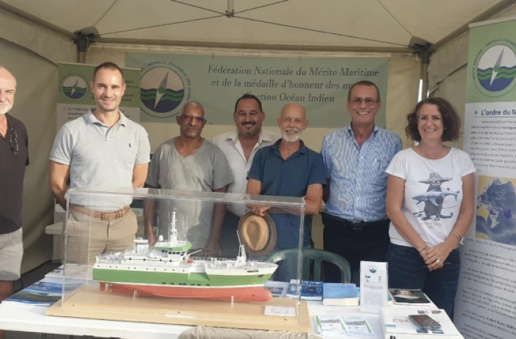 Le Port : la section océan Indien de la Fédération nationale du Mérite maritime présente la Médaille d'honneur des marins (FNMM) 
