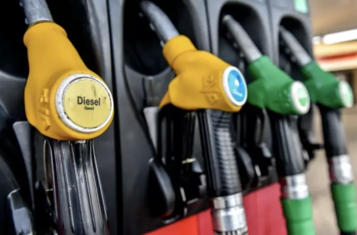 Distributeur de carburants à la station-essence de Bailleul (nord de la France). Photo prise le 9 décembre 2014 ( AFP / PHILIPPE HUGUEN )