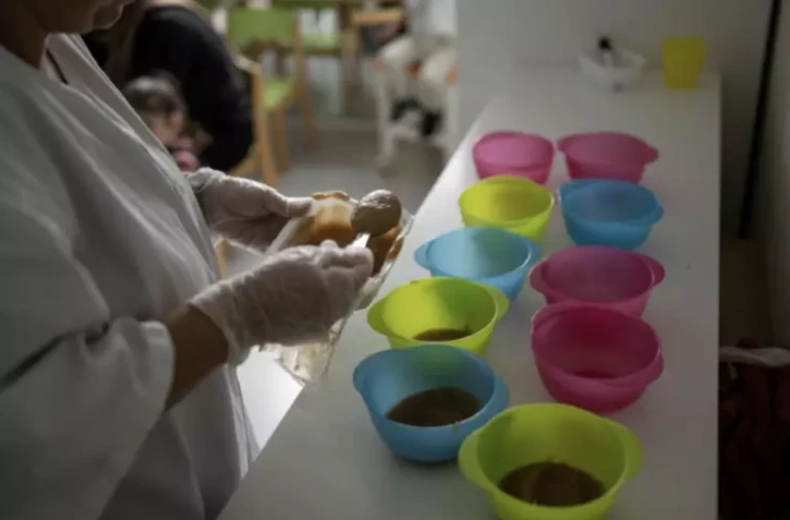 La "qualité de l'accueil" n'est pas toujours au rendez-vous dans certaines crèches, où les bambins peuvent être exposés à des risques de négligences, voire de maltraitance, souligne un rapport remis au gouvernement ( AFP / Sameer Al-DOUMY )