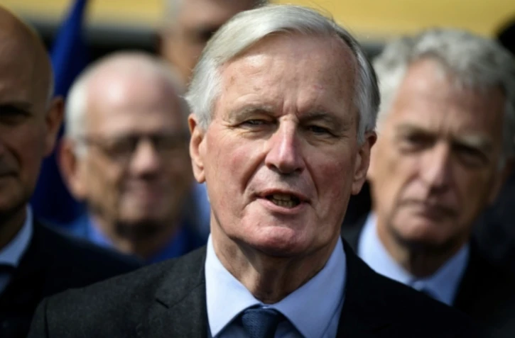 Le Premier ministre Michel Barnier (c) s'adresse aux médias après avoir visité l'Institut national de l'énergie solaire (Ines) au Bourget-du-Lac, le 12 septembre 2024 en Savoie ( AFP / JEFF PACHOUD )
