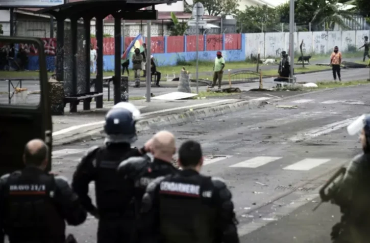 Des gendarmes montent la garde à l'entrée du quartier de Rivière Salée, à Nouméa, en Nouvelle-Calédonie, le 29 mai 2024 ( AFP / Theo Rouby )