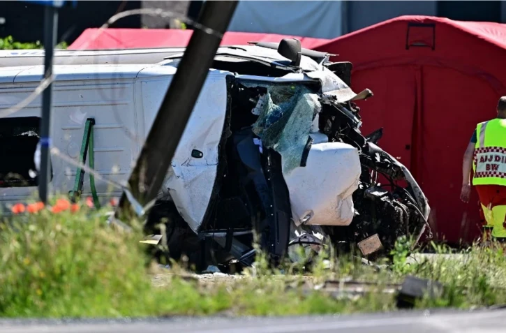 Un car scolaire après avoir été percuté par un train à Buggenhout, en Belgique, le 26 mai 2026. (DIRK WAEM / BELGA / AFP)