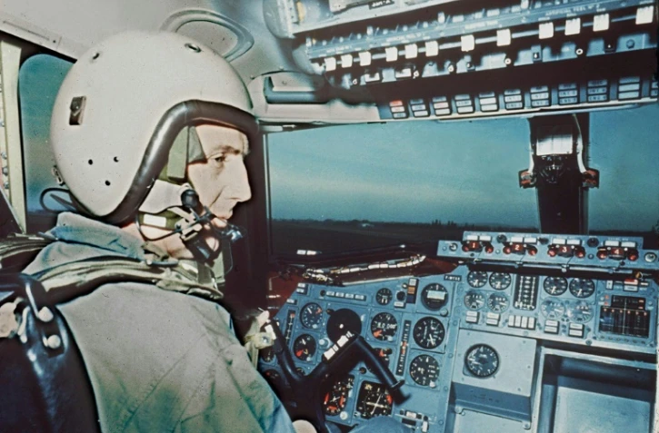 André Turcat, le 1er juin 1969 dans le cockpit du premier Concorde