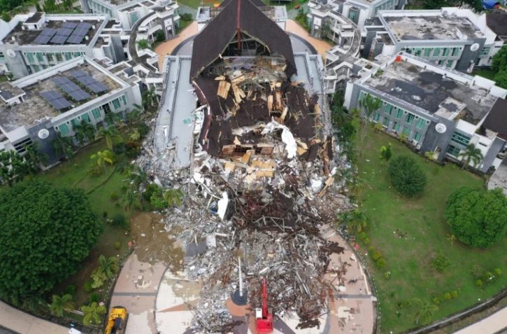 Photo aérienne du bureau du gouverneur détruit par le séisme à Mamuju (Indonésie)