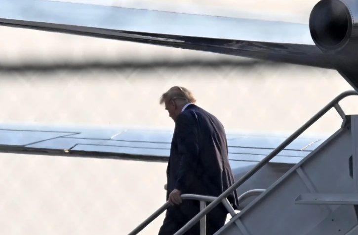 L'ancien président américain Donald Trump à son arrivée à l'aéroport d'Atlanta, le 24 août 2023 en Géorgie