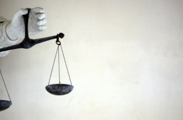 L'époux de la femme mortellement rouée de coups dans la nuit du Nouvel an dans le Nord a été mis en examen pour homicide volontaire par conjoint et placé en détention provisoire ( AFP / Damien MEYER )