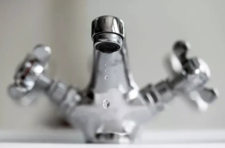 Des résidus issus d'un fongicide interdit depuis des années sont omniprésents dans l'eau potable ( AFP / Lionel BONAVENTURE )