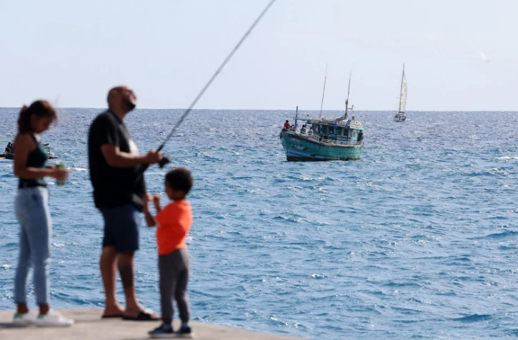 Un batreau de pêche ski lankais accoste au port de la Pointe des Galets
