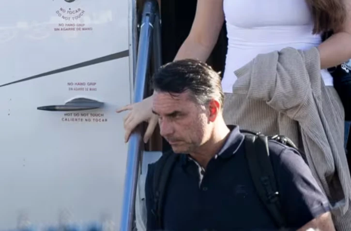 Flavio Bolsonaro sort de son avion à l'aéroport d'Opa Locka près de Miami, en Floride, le 28 octobre 2026, aux États-Unis