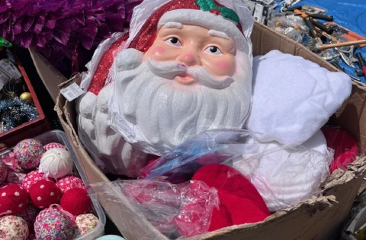 Une brocante de Noël sous les arbres au Port