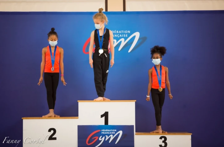 Mayline Jourdan et Farah Melchior, gymnastes du GR club de la Saline terminent 2eme et 3eme des championnats de France élite 