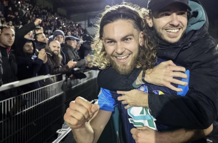 Le Briochin Leo Yobe fête la victoire de Saint-Brieuc face à Nice en Coupe de France, le 5 février 2025, à Saint-Brieuc (Côtes-d'Armor). (FRED TANNEAU / AFP)