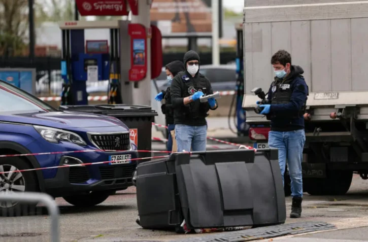  Des policiers examinent des indices sur les lieux d'une station-service où un homme a ouvert le feu depuis sa voiture, à Trappes, en banlieue parisienne, le 23 octobre 2026. © Dimitar Dilkoff, AFP 