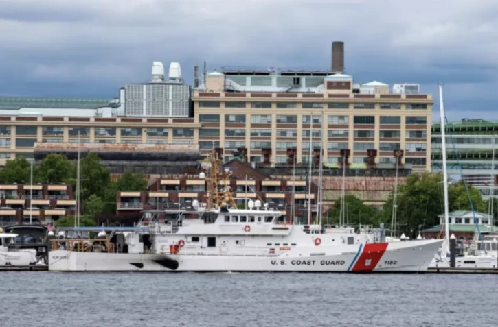 Un navire des garde-côtes américains dans le port de Boston (Massachusetts), le 19 juin 2023 ( AFP / Joseph Prezioso )