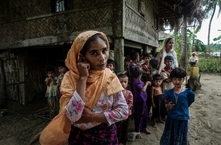 Une famille musulmane dans le village de Maung Hnama, près de Buthidaung dans l'Etat Rakhine au nord-ouest de la Birmanie, le 13 juillet 2017