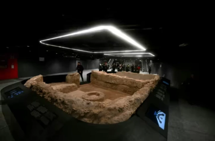 Une photo montre des vestiges romains exposés à l'intérieur de la station de métro "Colosseo" (Colisée), en marge de l'ouverture au public des nouvelles stations de métro Colosseo et Porta Metronia, conçues comme des musées pour présenter les découvertes archéologiques mises au jour lors de leur construction, à Rome, le 16 décembre 2025. ( AFP / Filippo MONTEFORTE )