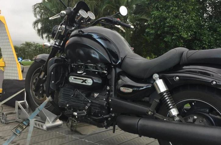 moto contrôlée à 174 à bras panon