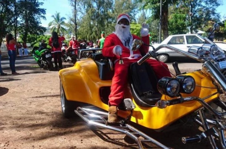 Une vingtaine de pilotes de deux roues, déguisés en père Noël, en rennes ou en lutins, distribuaient des cadeaux à l\'hôpital des enfants de Saint-Denis