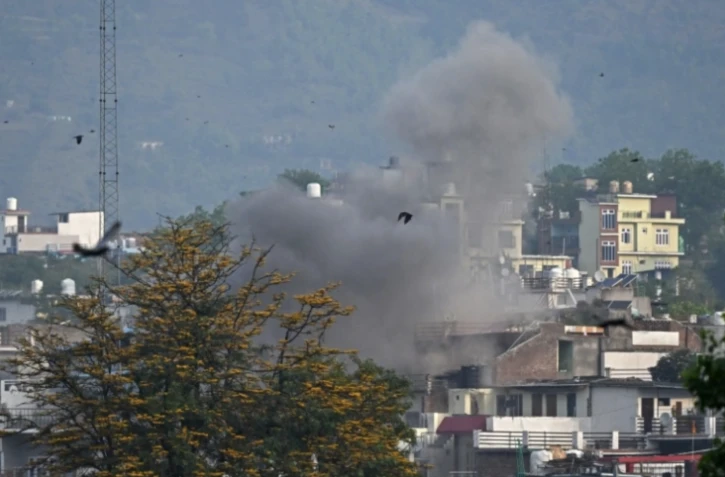 De la fumée s'élève du village de Poonch après une frappe d'artillerie, le 7 mai 2025 en Inde ( AFP / Punit PARANJPE )