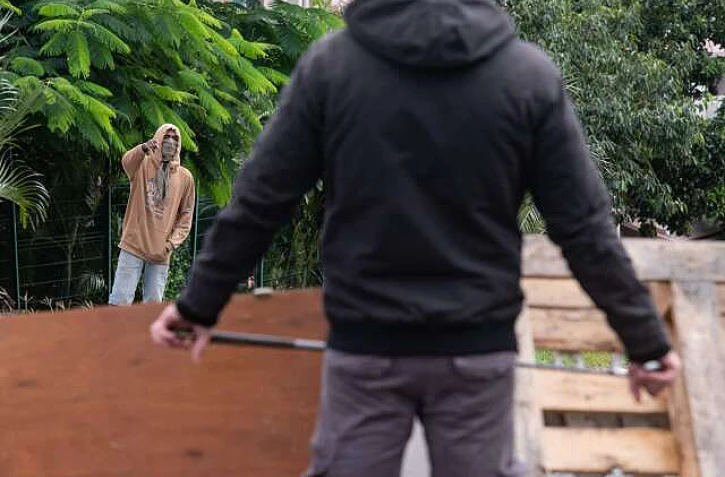 Un habitant dégage une route à Nouméa, le 15 mai 2024