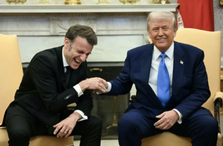 Emmanuel Macron et Donald Trump dans le Bureau ovale de la Maison Blanche le 24 février 2025 ( AFP / Jim WATSON )