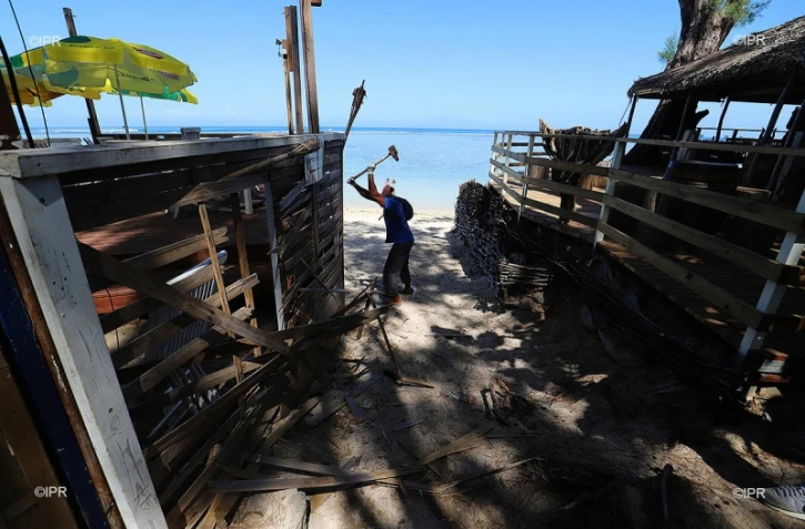 Manifestation contre les paillotes de plage KURR