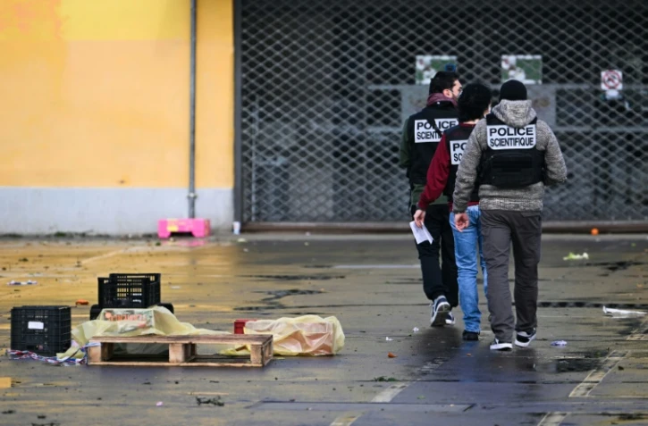 Des membres de la police scientifique sur les lieux d'une attaque au couteau, le 23 février 2025 à Mulhouse, dans le Haut-Rhin
